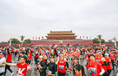 2019北京马拉松雨中奔跑，艾比森一路相随，全程护航